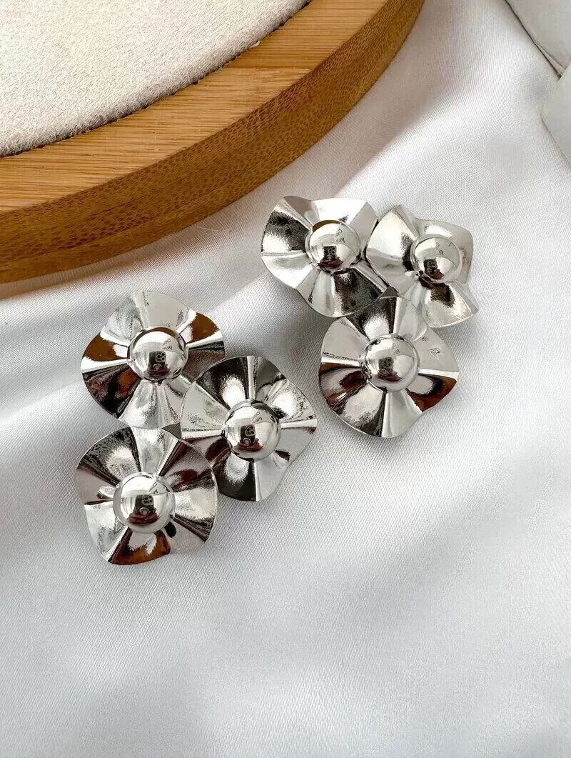 Brinco Folheado a Ouro 18k e Prata Três Flores