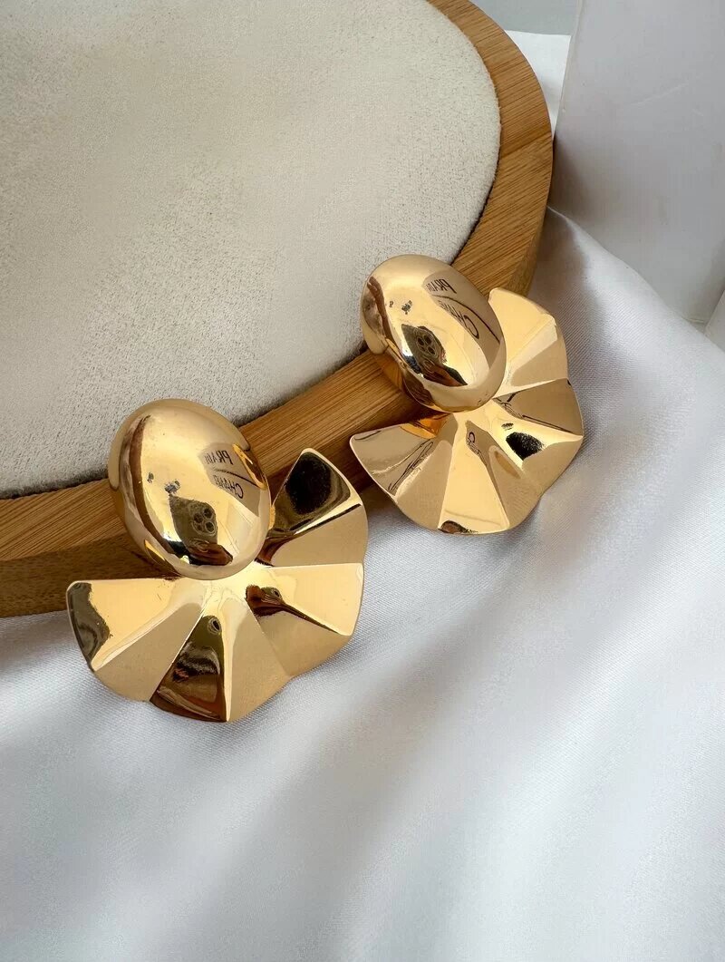 Brinco Folheado a Ouro 18k e Prata Três Leque Martelado com Ponteira Botton