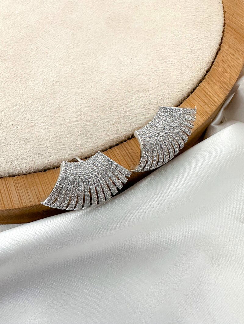 Brinco Folheado a Ouro 18k e Prata Treze Fios Cravejados Luxo