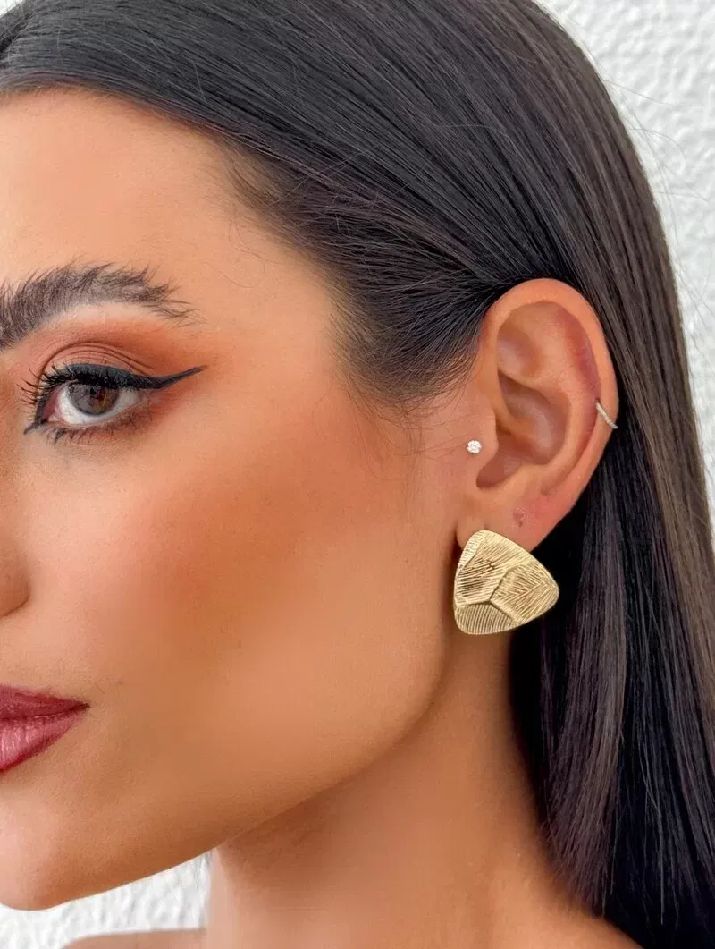 Brinco Folheado a Ouro 18k e Prata Triangulo Escovado