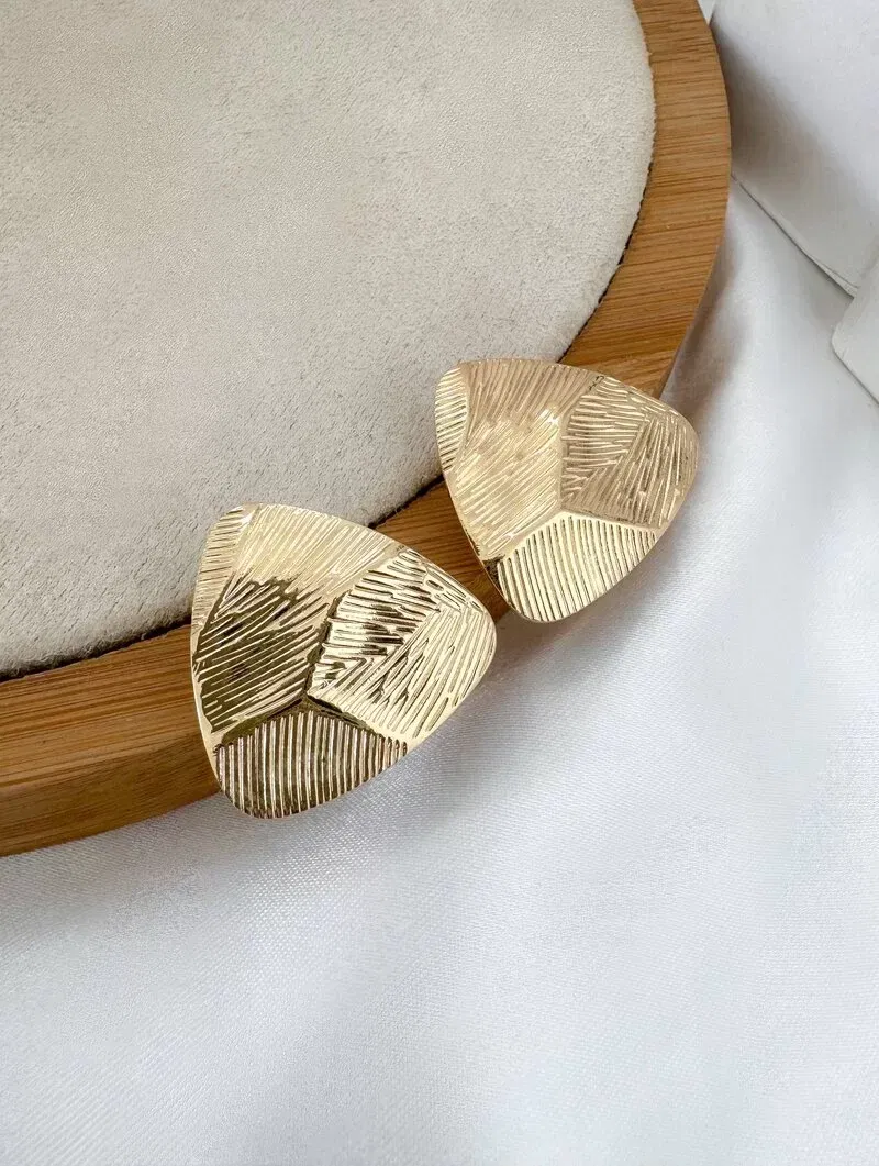 Brinco Folheado a Ouro 18k e Prata Triangulo Escovado