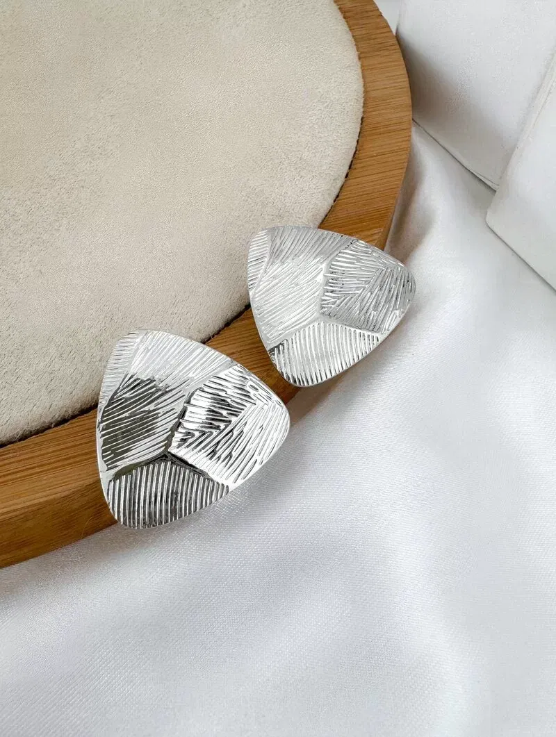 Brinco Folheado a Ouro 18k e Prata Triangulo Escovado