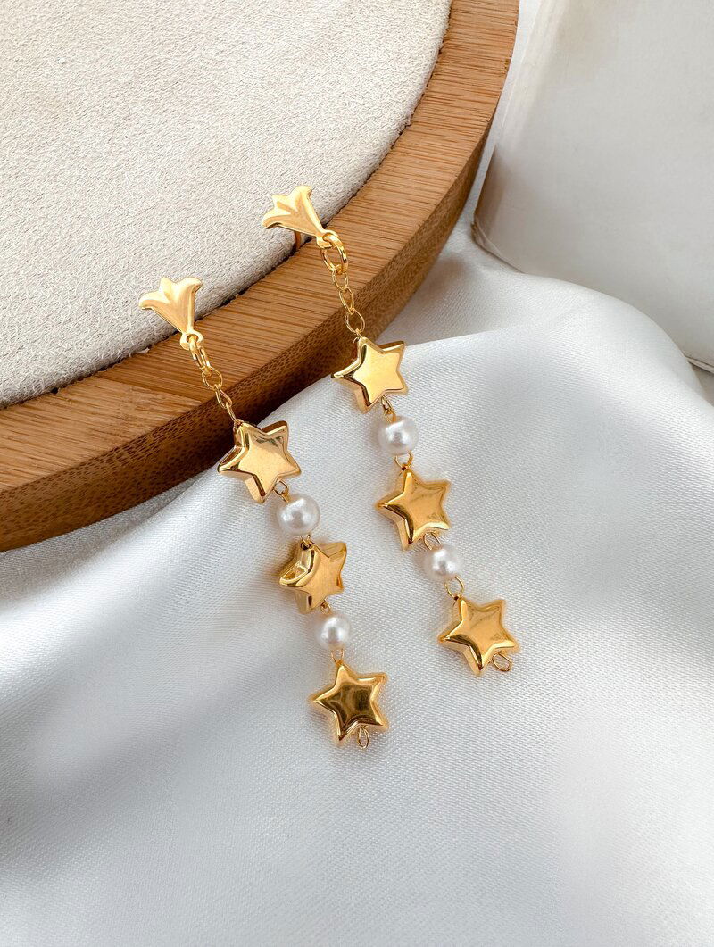 Brinco Folheado a Ouro 18k Estrelas e Pérolas