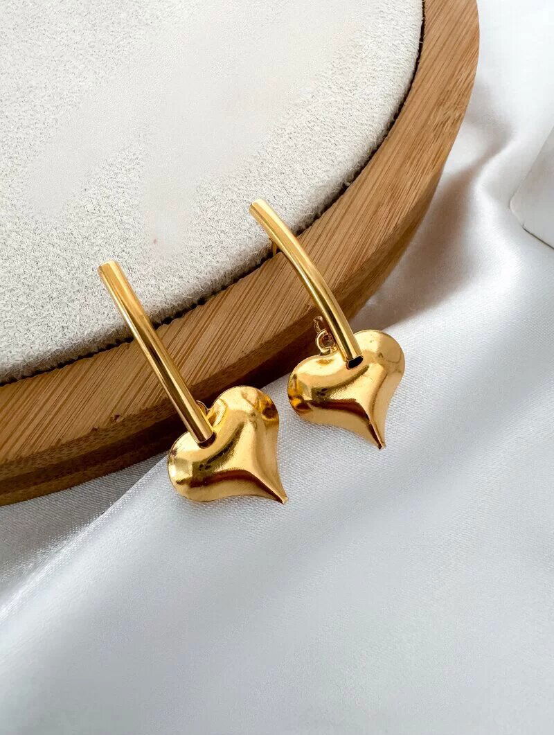 Brinco Folheado a Ouro 18k Filete com Coração