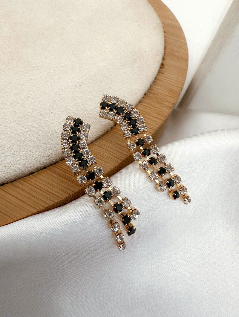 Brinco Folheado a Ouro 18K Filete Cravejado.