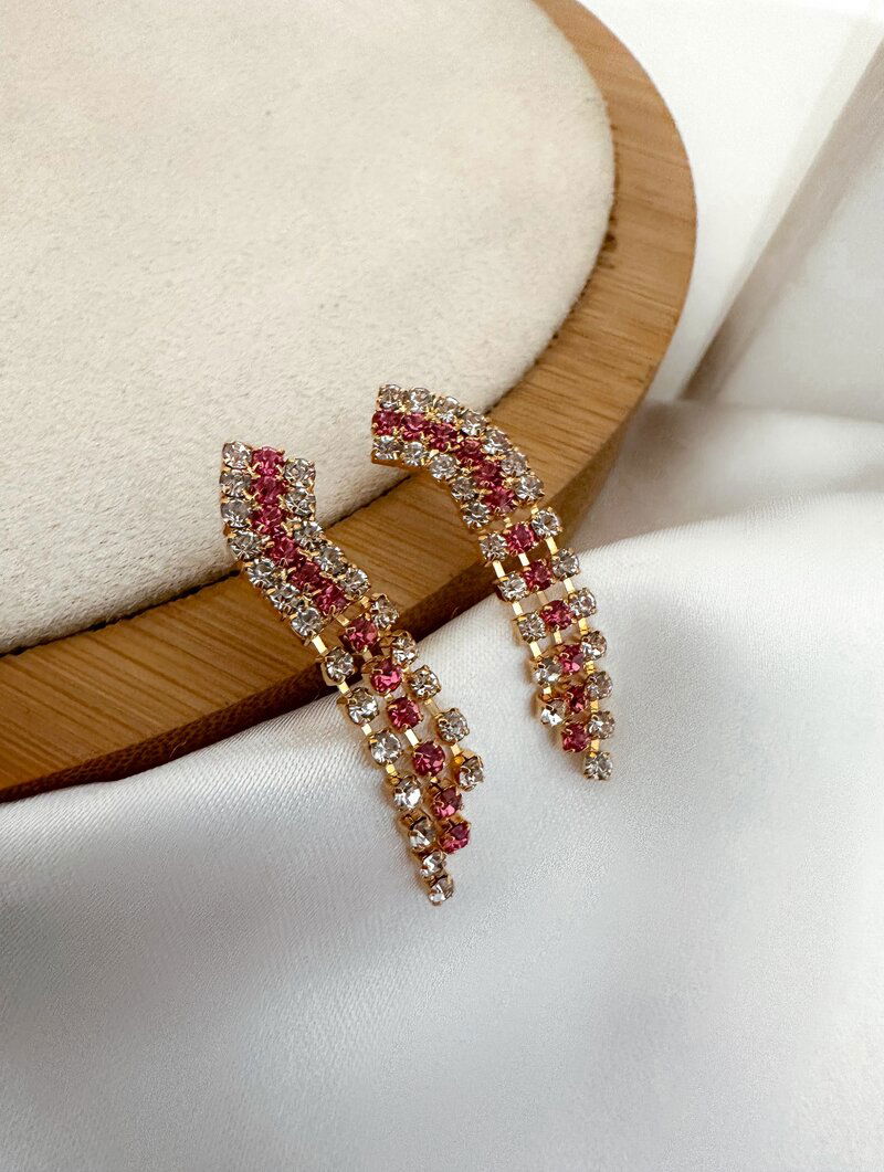 Brinco Folheado a Ouro 18K Filete Cravejado.