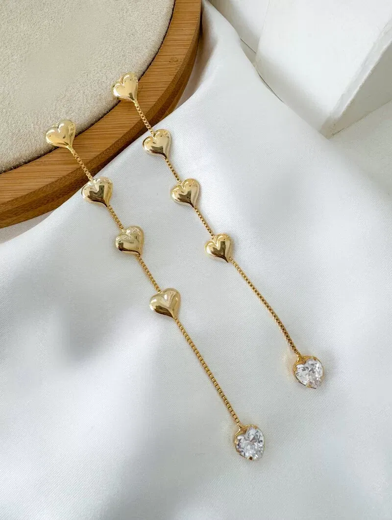 Brinco Folheado a Ouro 18k Filete de Corações Lisos e de Zircônia