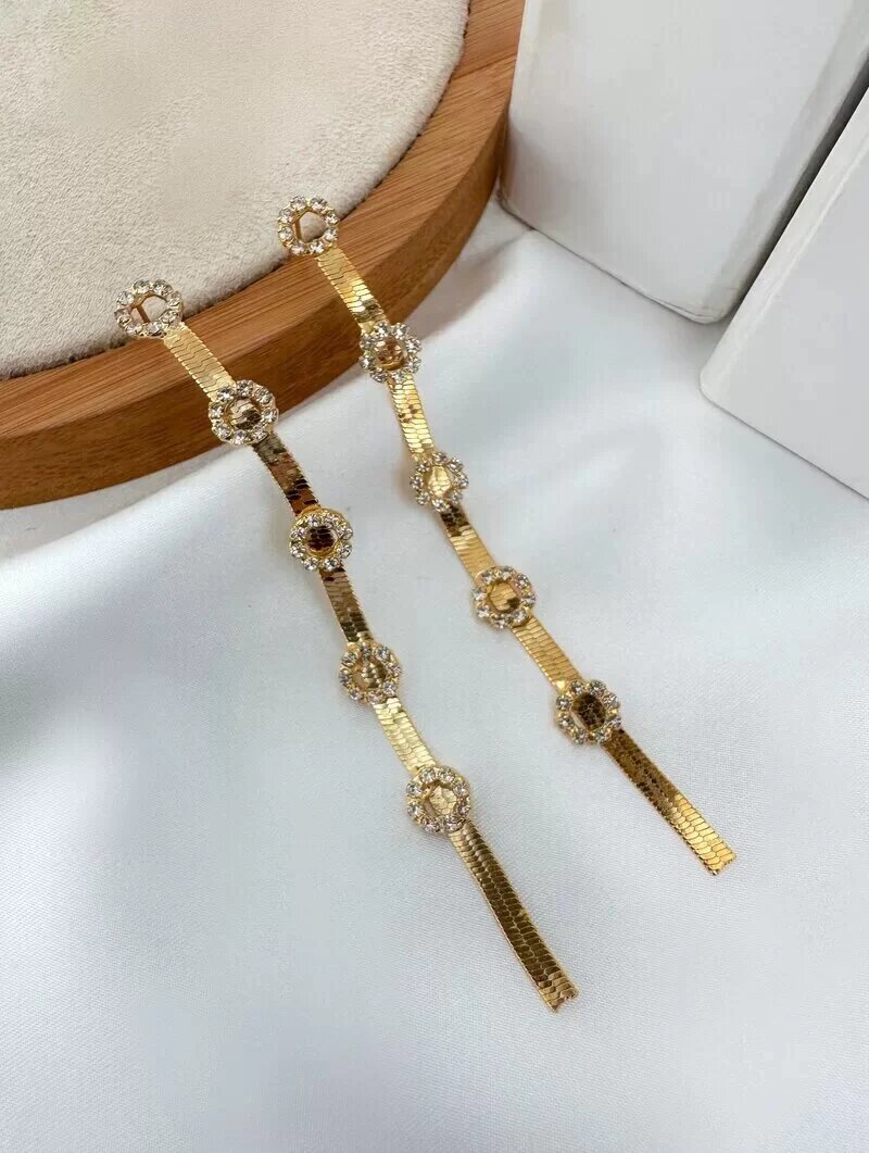 Brinco Folheado a Ouro 18k Fita Laminada com Circulos Cravejados