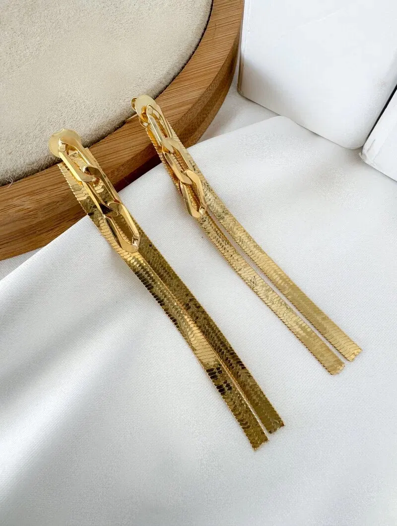 Brinco Folheado a Ouro 18k Fita Laminada com Corrente