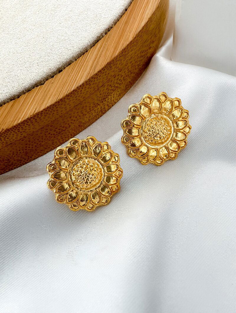 Brinco Folheado a Ouro 18k Flor