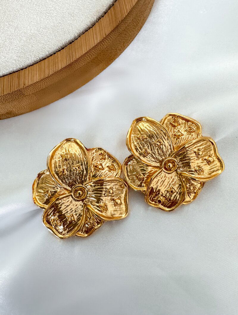 Brinco Folheado a Ouro 18k Flor Camadas Seis Pétalas
