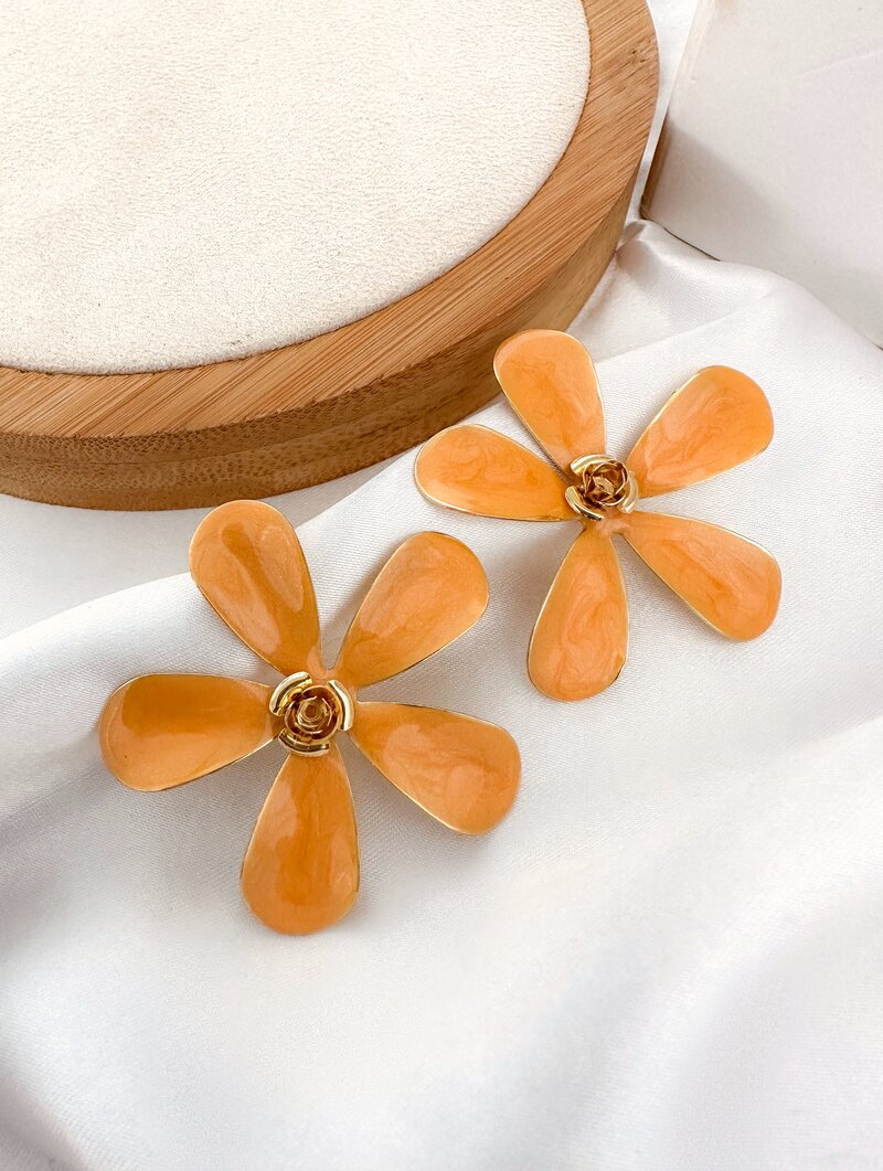 Brinco Folheado a Ouro 18k Flor Cinco Pétalas Peroladas