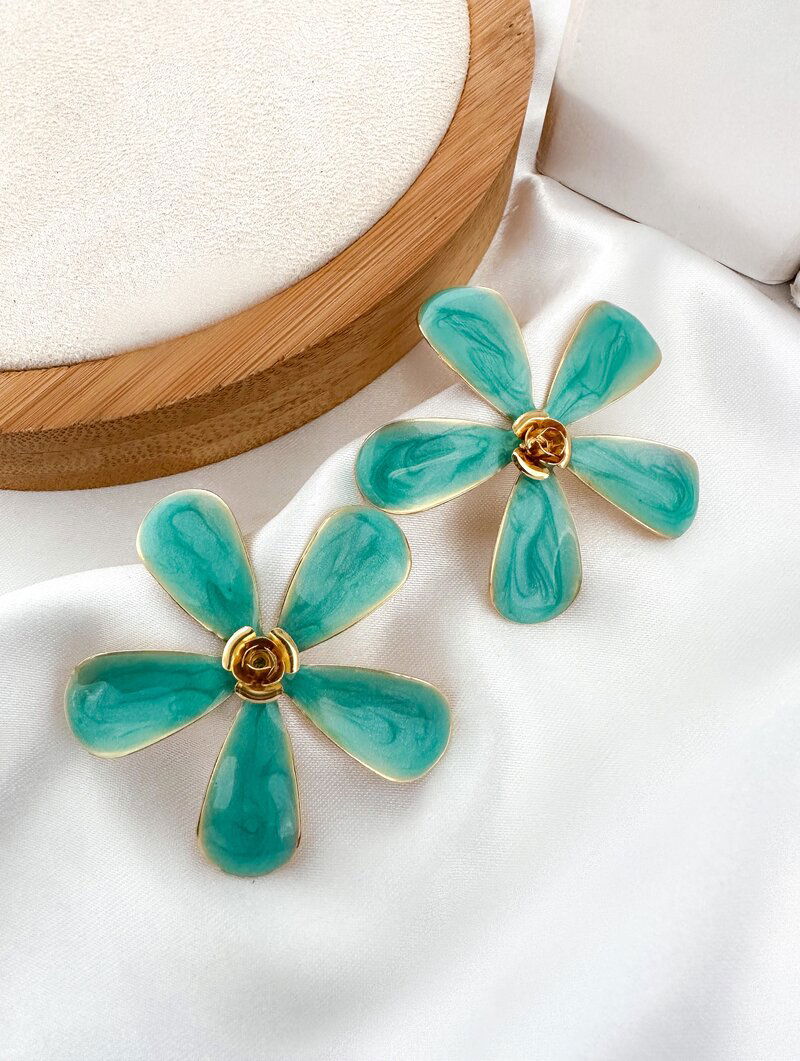 Brinco Folheado a Ouro 18k Flor Cinco Pétalas Peroladas