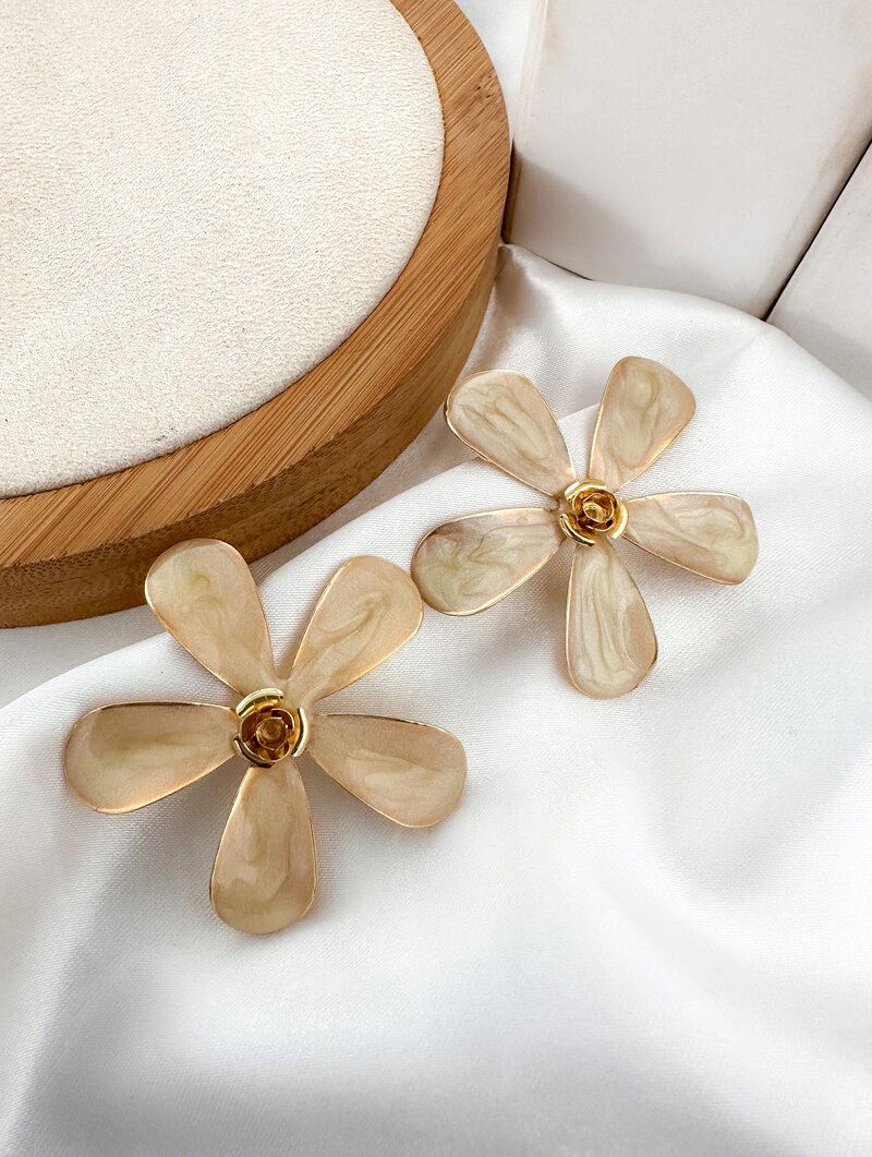 Brinco Folheado a Ouro 18k Flor Cinco Pétalas Peroladas