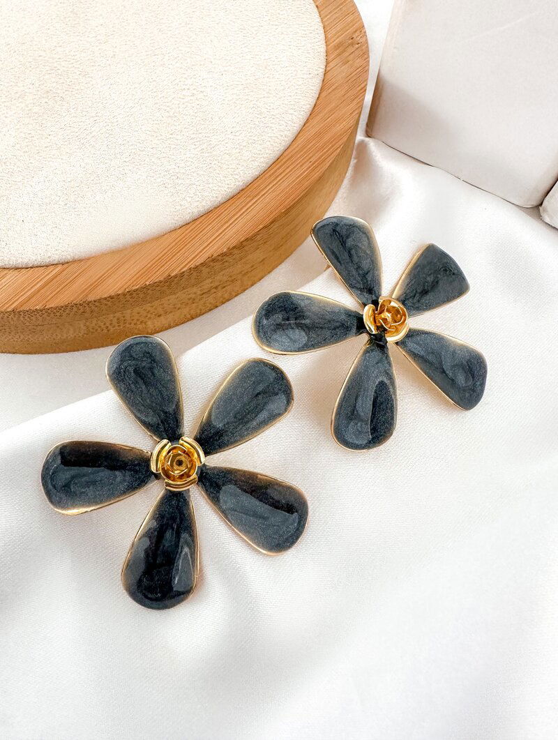 Brinco Folheado a Ouro 18k Flor Cinco Pétalas Peroladas