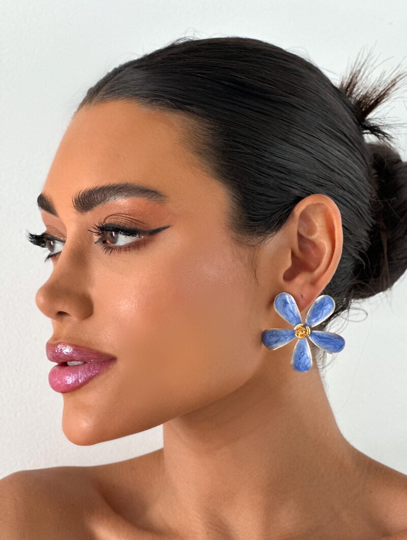 Brinco Folheado a Ouro 18k Flor Cinco Pétalas Peroladas