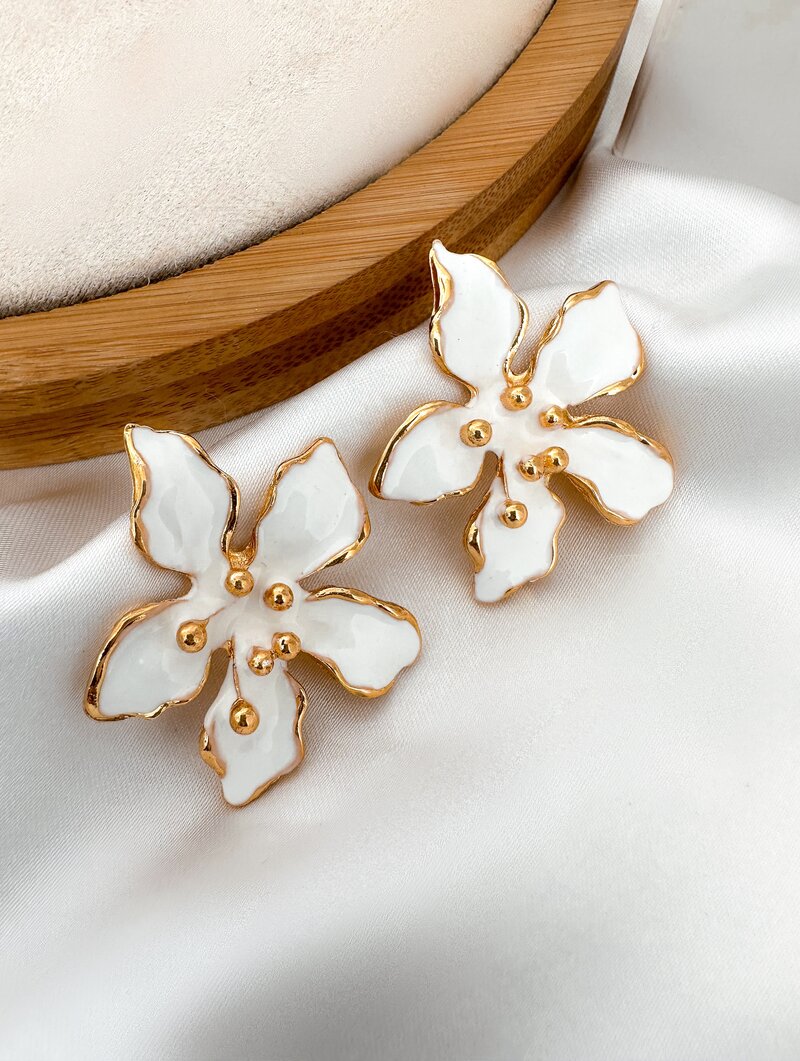 Brinco Folheado a Ouro 18k Flor Cinco Pétalas Resinadas