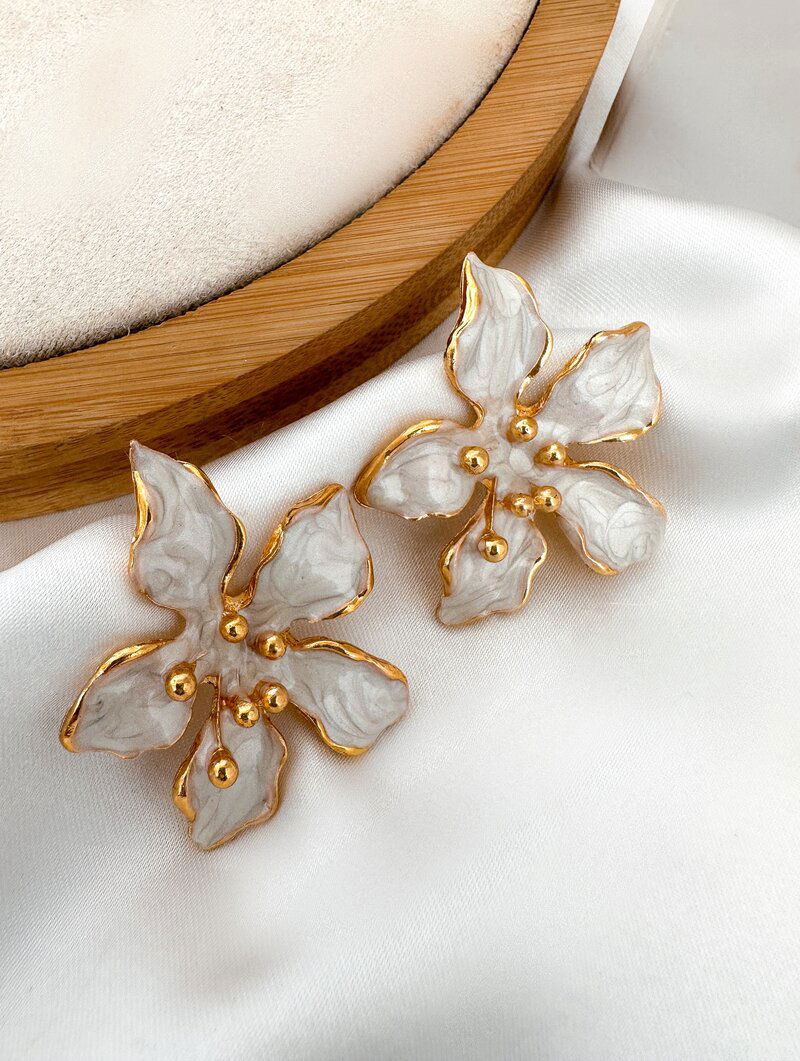 Brinco Folheado a Ouro 18k Flor Cinco Pétalas Resinadas