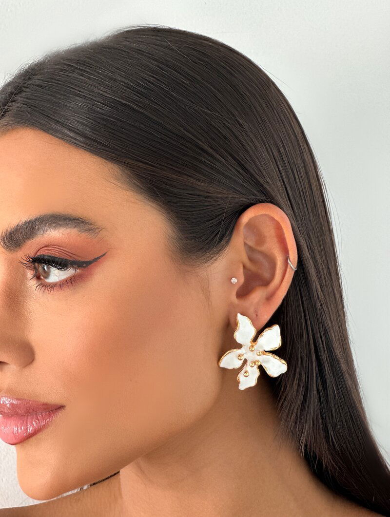 Brinco Folheado a Ouro 18k Flor Cinco Pétalas Resinadas