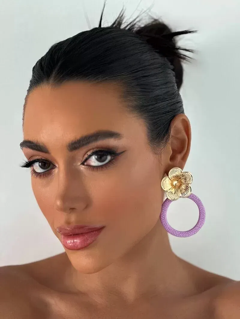 Brinco Folheado a Ouro 18k Flor com Argola Texturizada