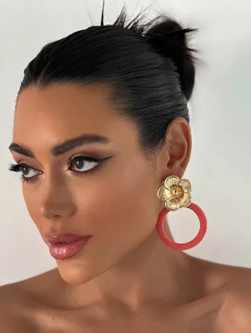 Brinco Folheado a Ouro 18k Flor com Argola Texturizada