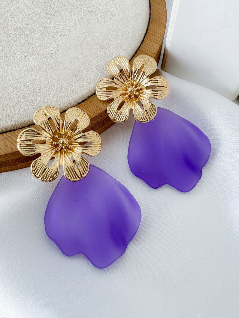 Brinco folheado a ouro 18k flor com conha orgânica