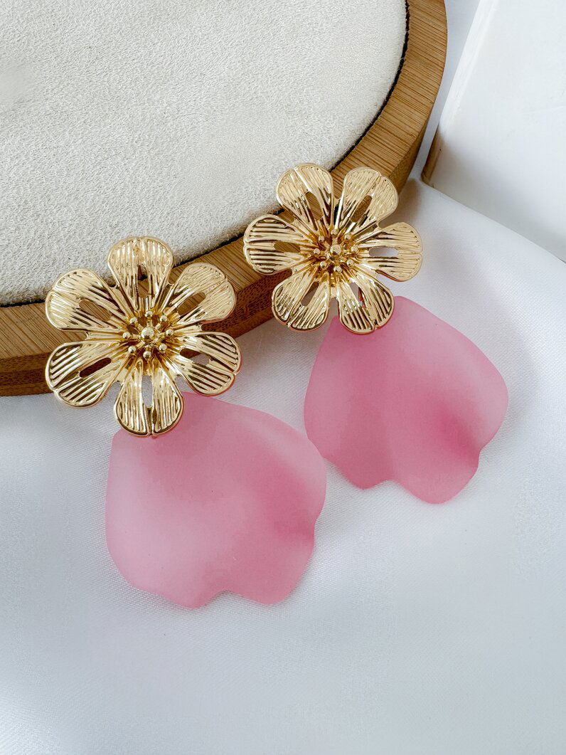 Brinco folheado a ouro 18k flor com conha orgânica
