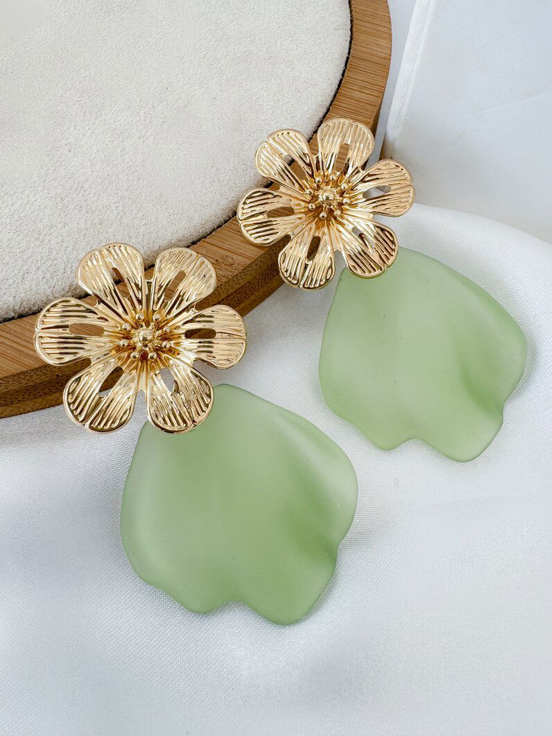 Brinco folheado a ouro 18k flor com conha orgânica