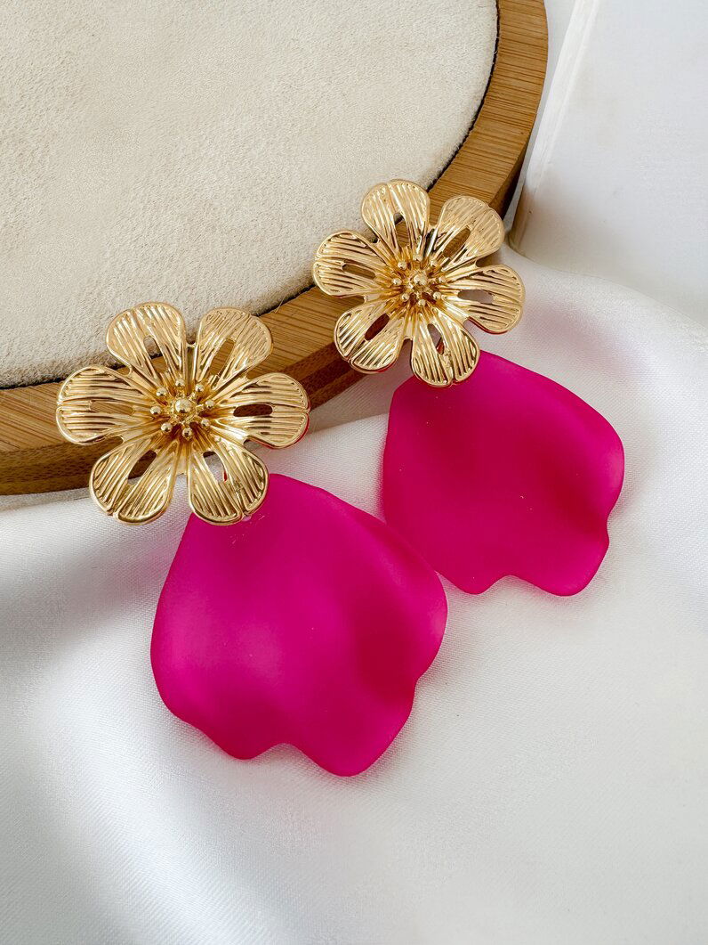 Brinco folheado a ouro 18k flor com conha orgânica