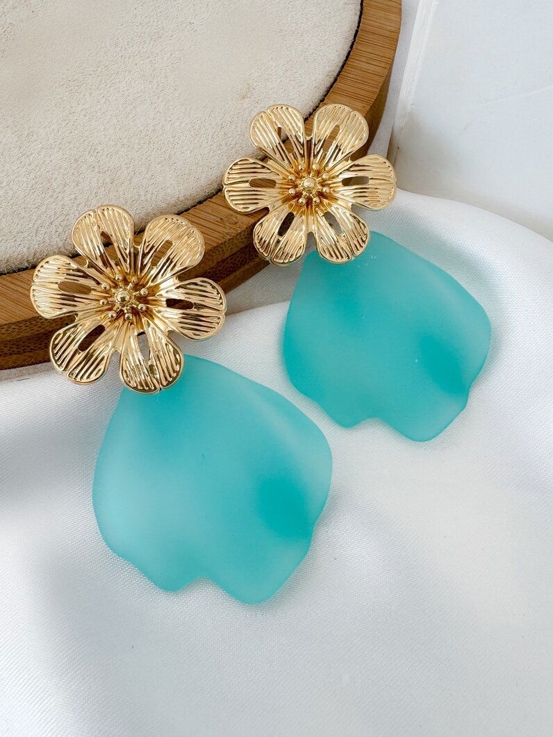 Brinco folheado a ouro 18k flor com conha orgânica