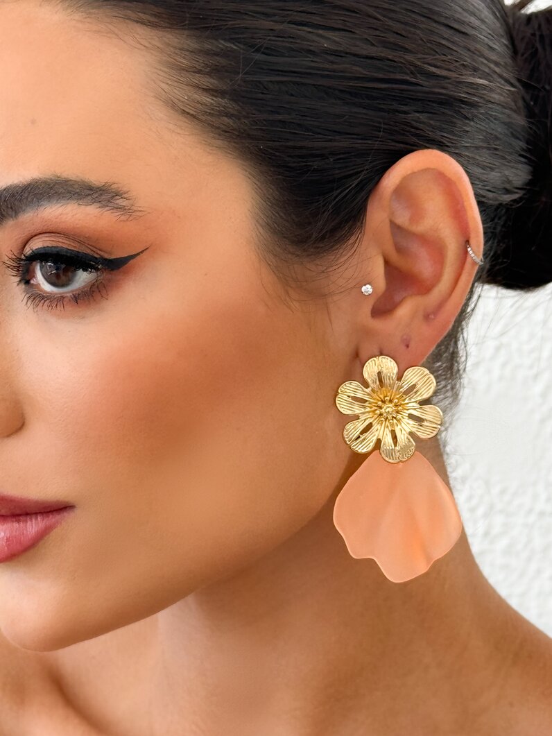 Brinco folheado a ouro 18k flor com conha orgânica