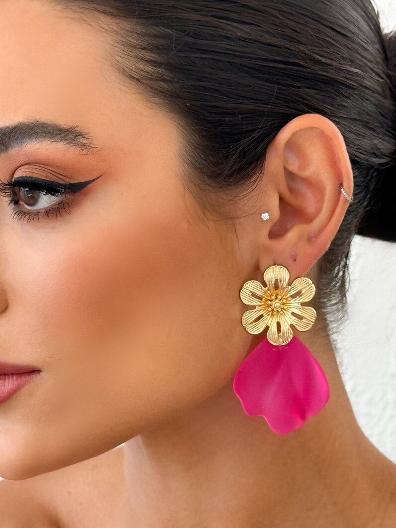 Brinco folheado a ouro 18k flor com conha orgânica