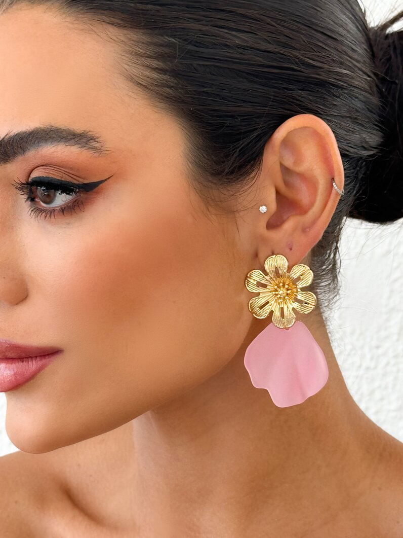 Brinco folheado a ouro 18k flor com conha orgânica