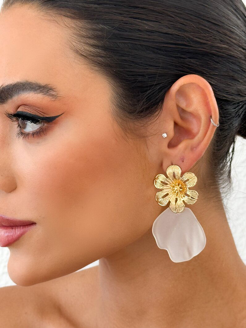 Brinco folheado a ouro 18k flor com conha orgânica