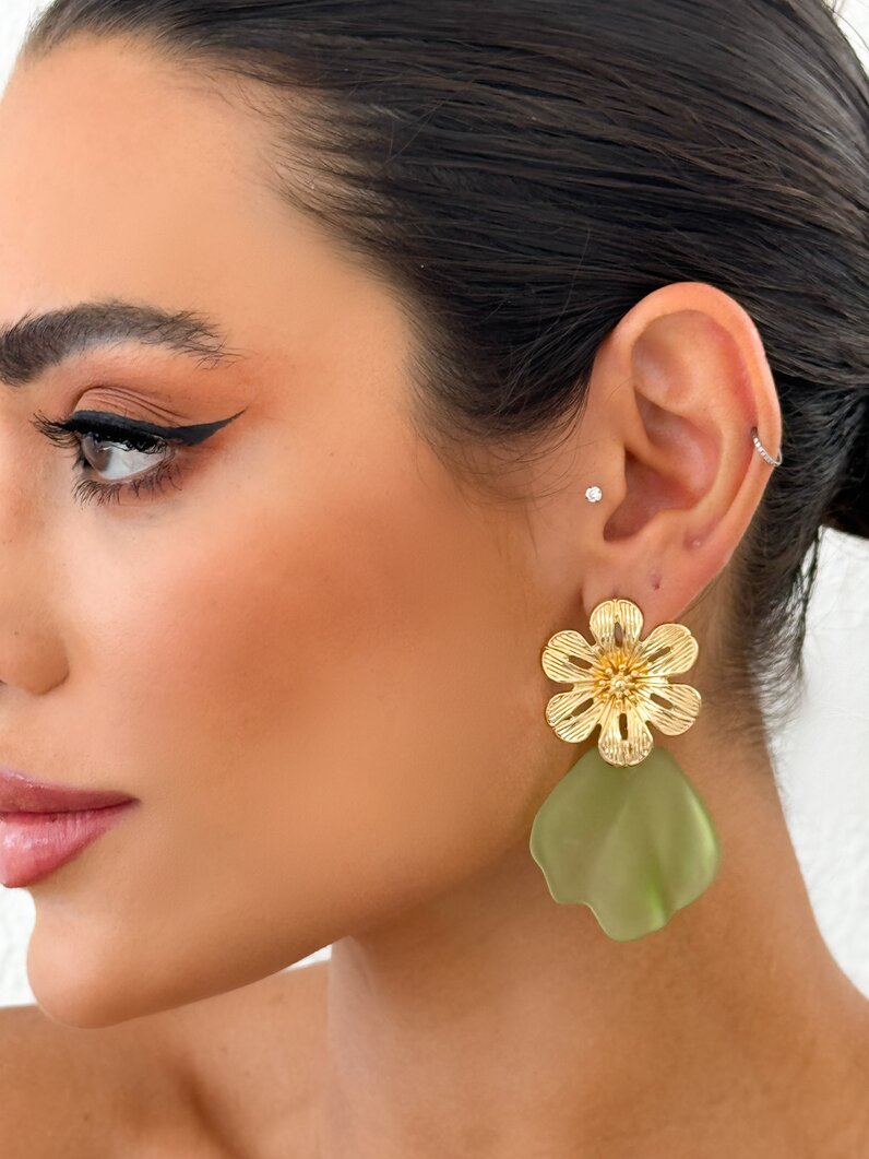 Brinco folheado a ouro 18k flor com conha orgânica