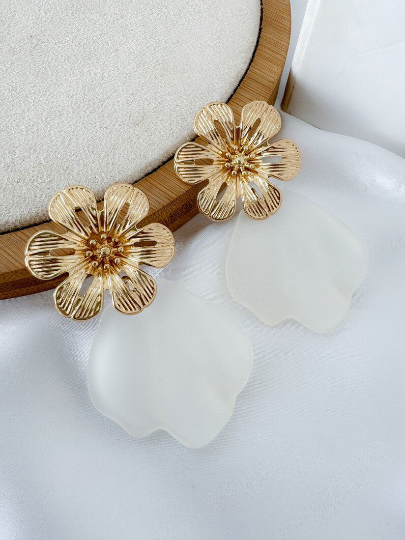 Brinco folheado a ouro 18k flor com conha orgânica