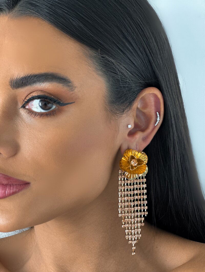 Brinco Folheado a Ouro 18k Flor com Fios de Zircônia