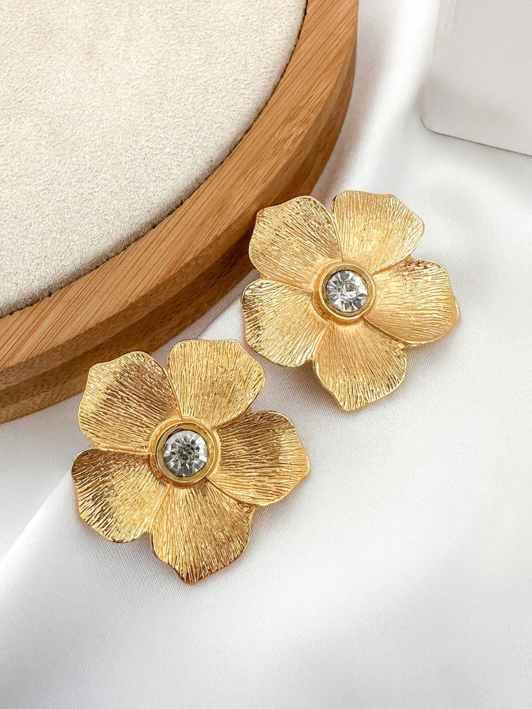 BRINCO FOLHEADO A OURO 18K FLOR COM MIOLO EM ZIRCONIA