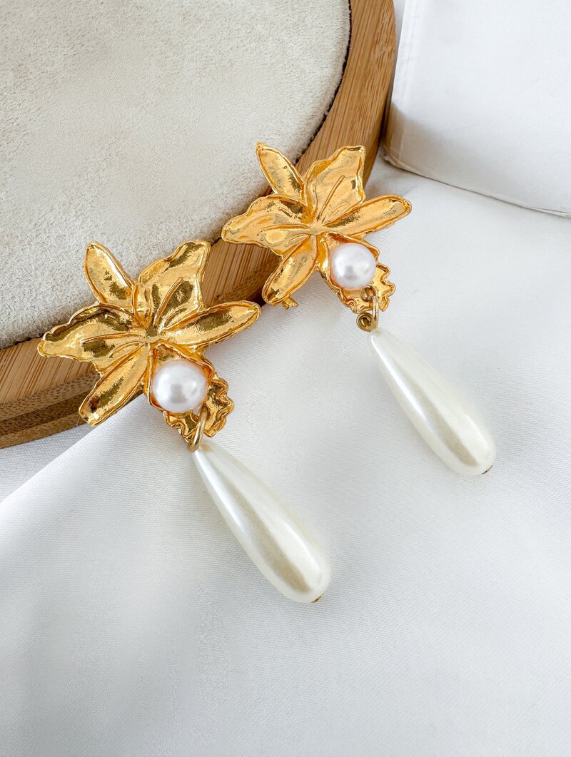 Brinco Folheado a Ouro 18k Flor com Pérola