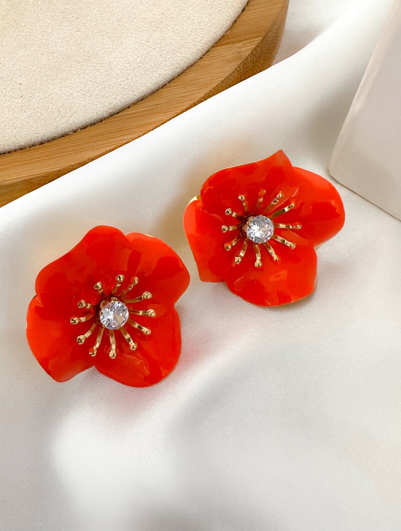 Brinco Folheado a Ouro 18k Flor de Resina com Zircônia