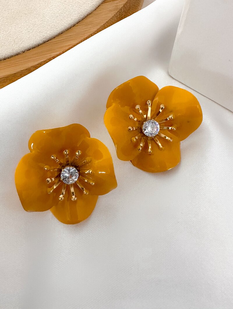 Brinco Folheado a Ouro 18k Flor de Resina com Zircônia