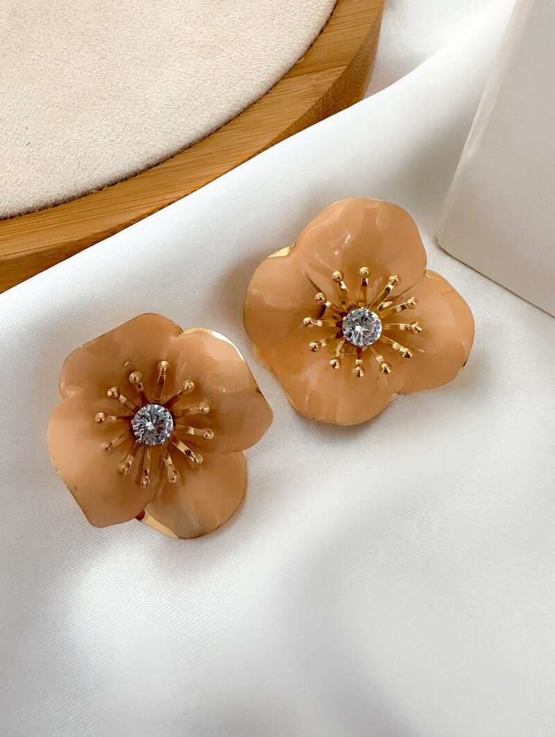 Brinco Folheado a Ouro 18k Flor de Resina com Zircônia