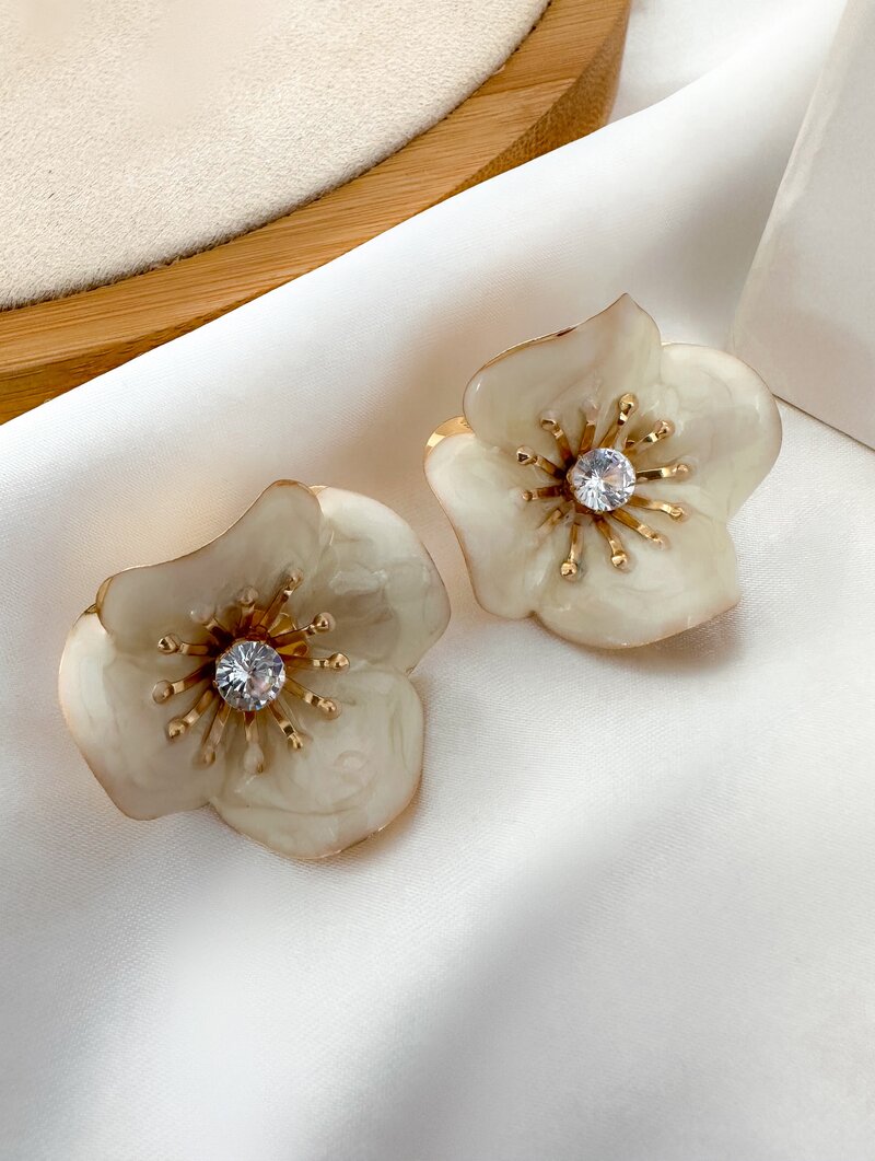 Brinco Folheado a Ouro 18k Flor de Resina com Zircônia