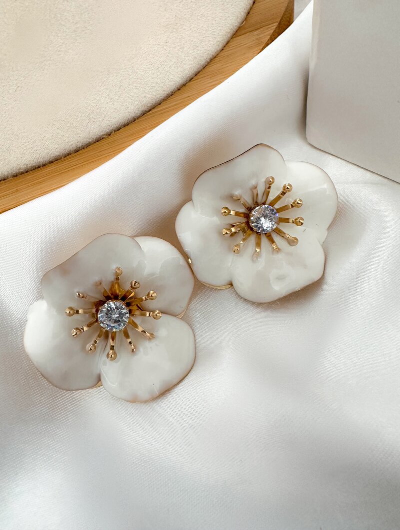 Brinco Folheado a Ouro 18k Flor de Resina com Zircônia