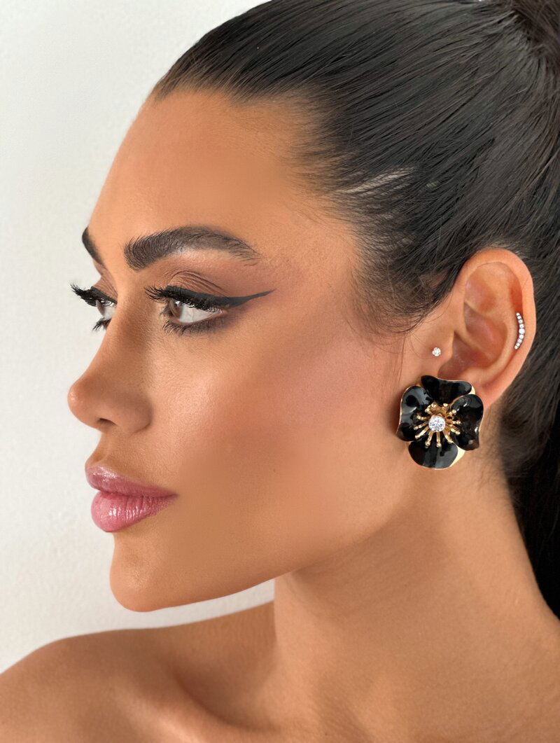 Brinco Folheado a Ouro 18k Flor de Resina com Zircônia