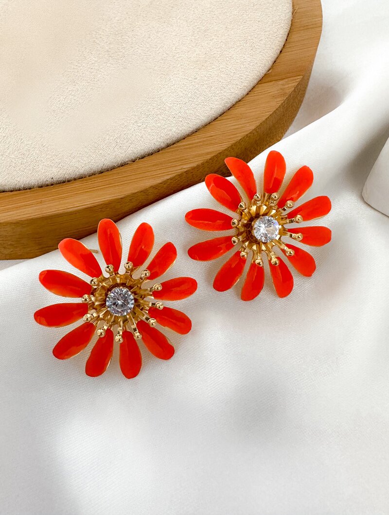 Brinco Folheado a Ouro 18k Flor Doze Pétalas Resinadas