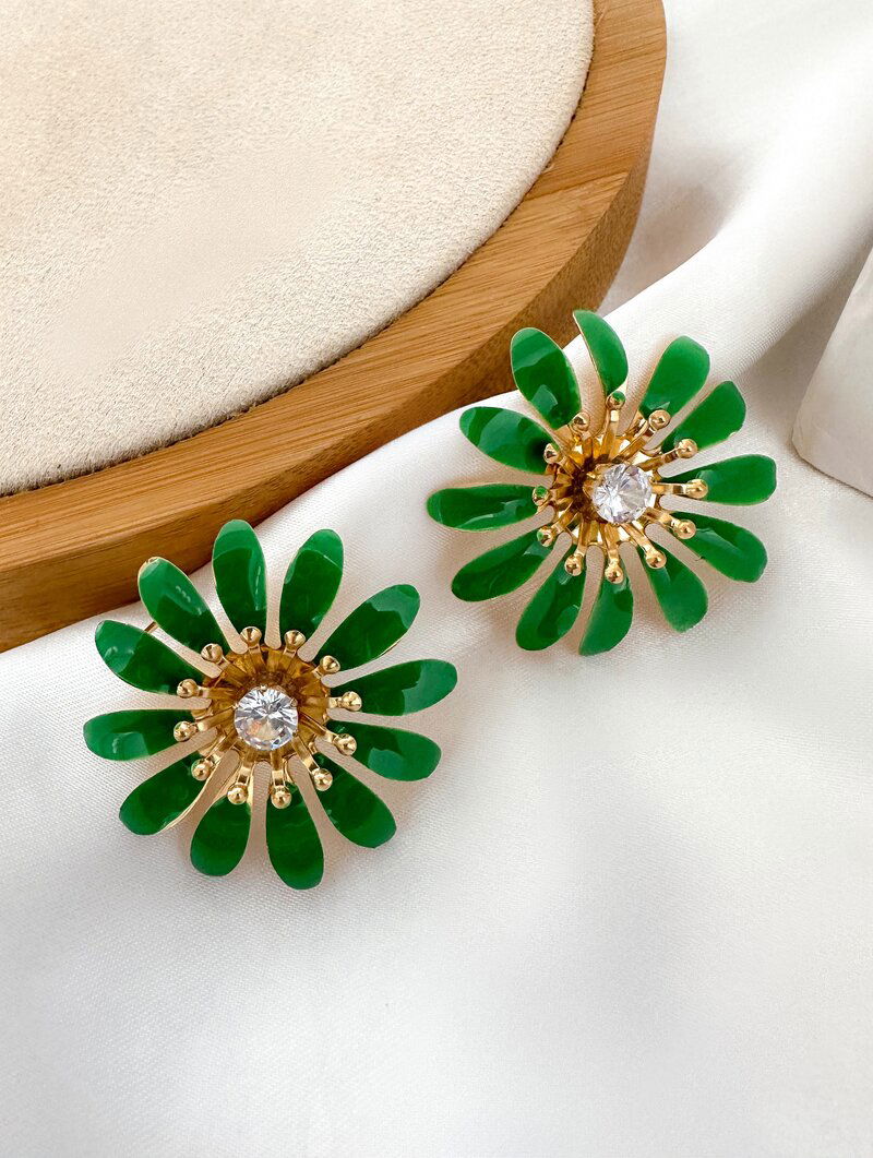 Brinco Folheado a Ouro 18k Flor Doze Pétalas Resinadas