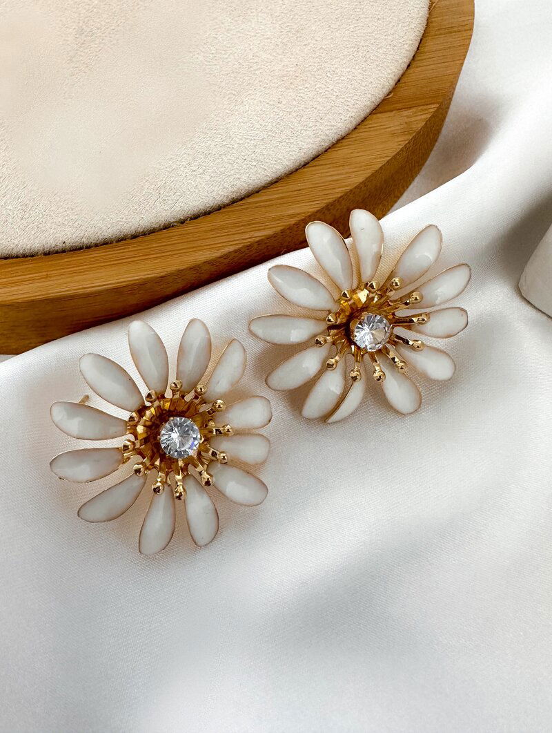 Brinco Folheado a Ouro 18k Flor Doze Pétalas Resinadas