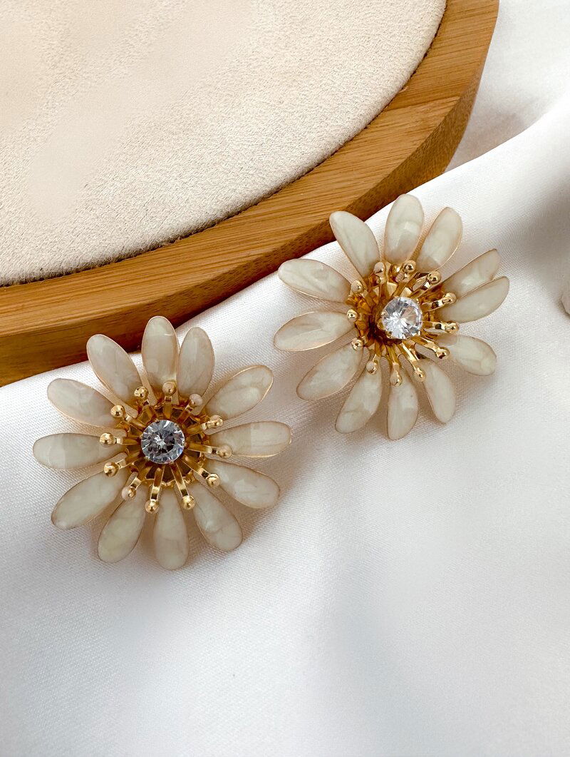 Brinco Folheado a Ouro 18k Flor Doze Pétalas Resinadas