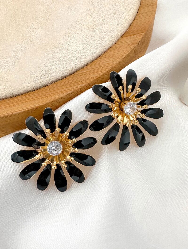 Brinco Folheado a Ouro 18k Flor Doze Pétalas Resinadas